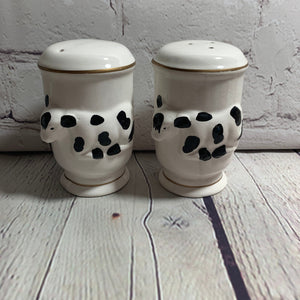 Vintage Ceramic Farmhouse Cows Salt & Pepper Shakers