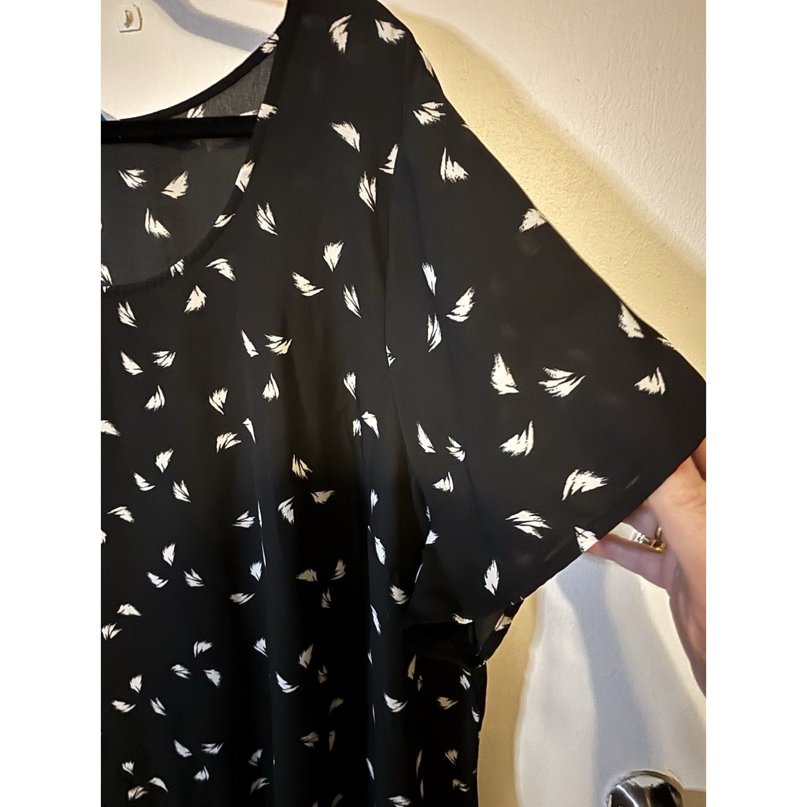 Boutique Black w/White Print Short Sleeve High Low Ruffle Bottom Blouse Size 3X
