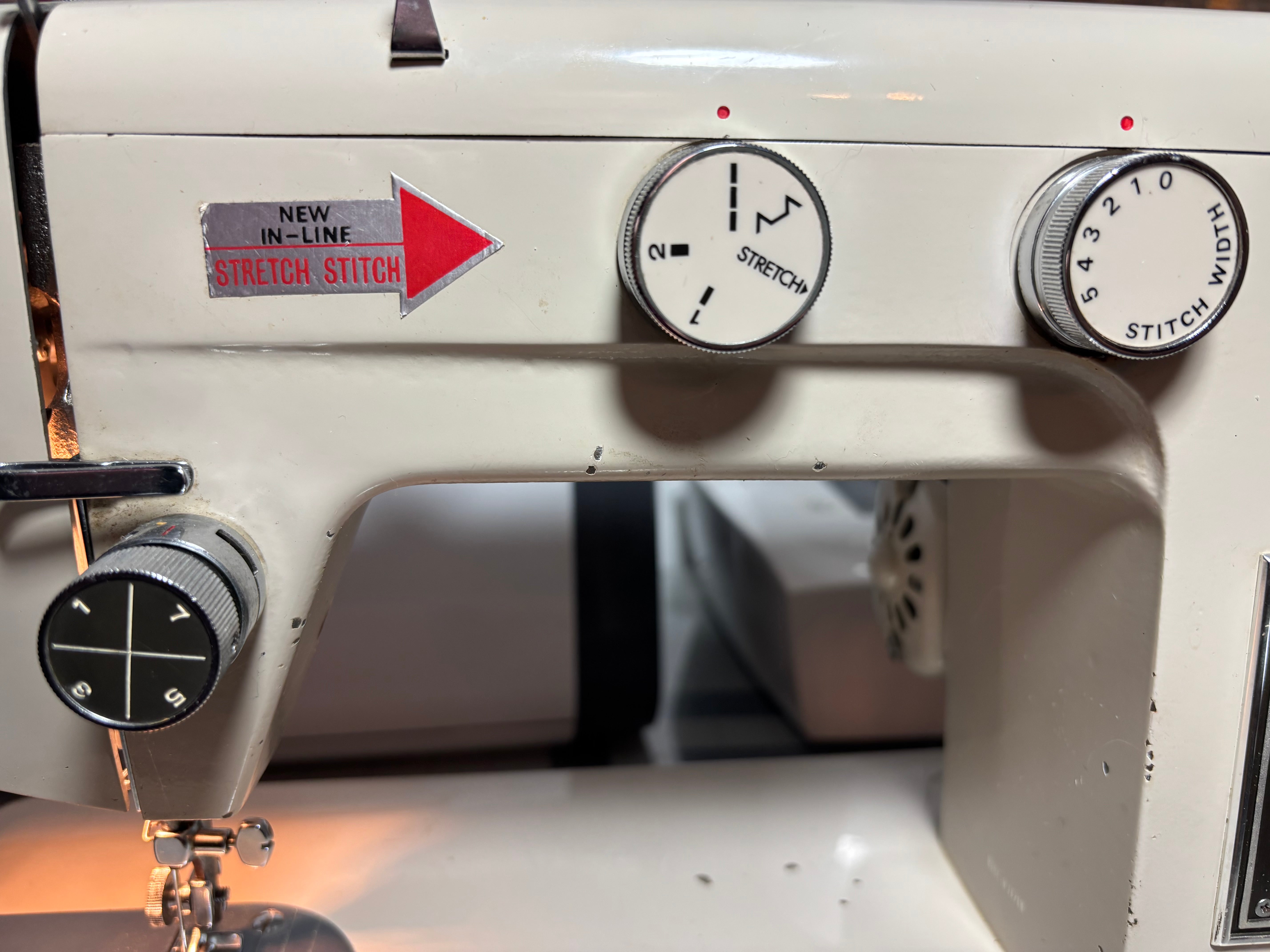Vintage Montgomery Ward Signature Sewing Machine UHT J260F – Tested & Working | Classic Mid-Century Power & Design