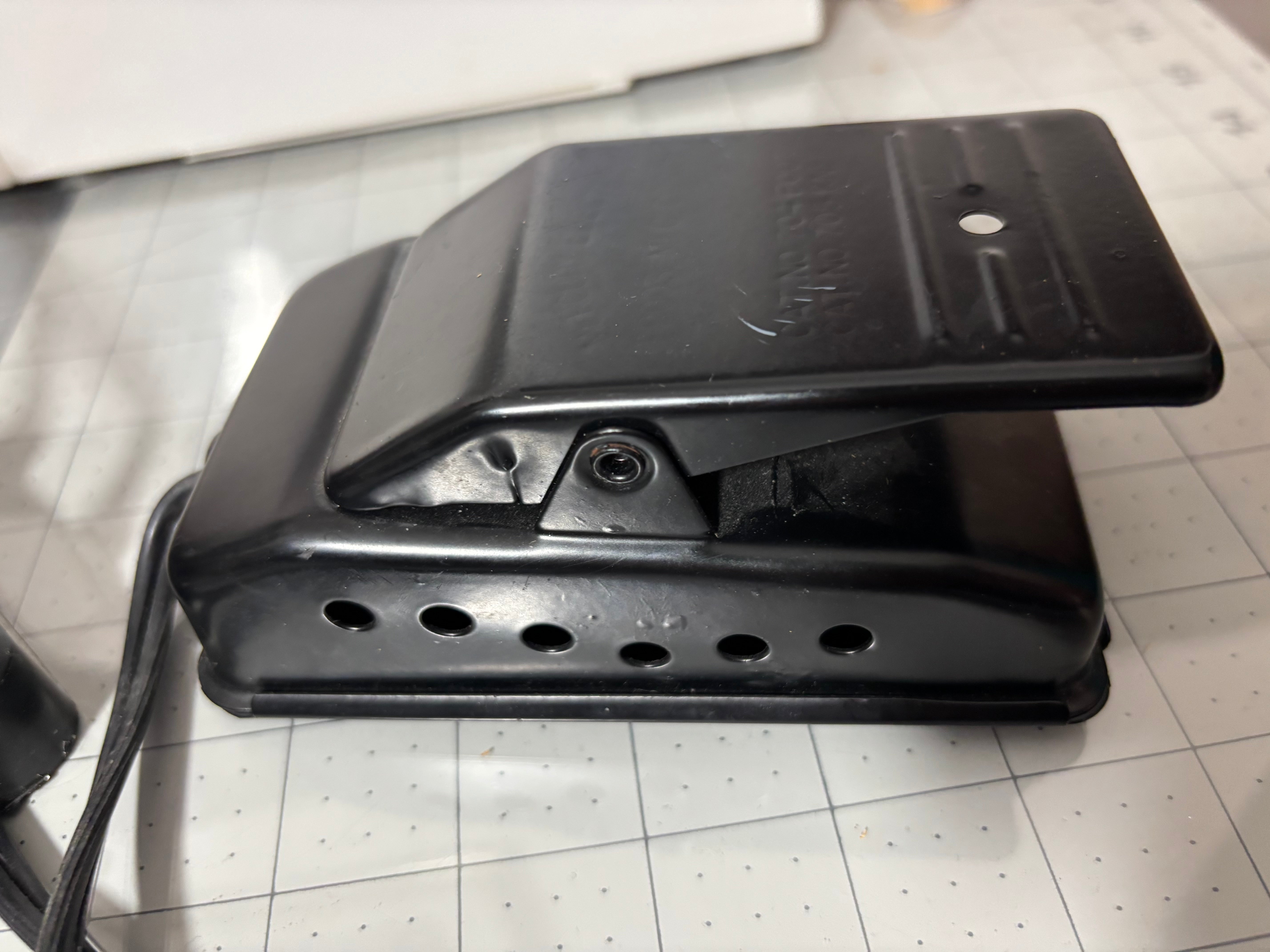 Vintage Montgomery Ward Signature Sewing Machine UHT J260F – Tested & Working | Classic Mid-Century Power & Design