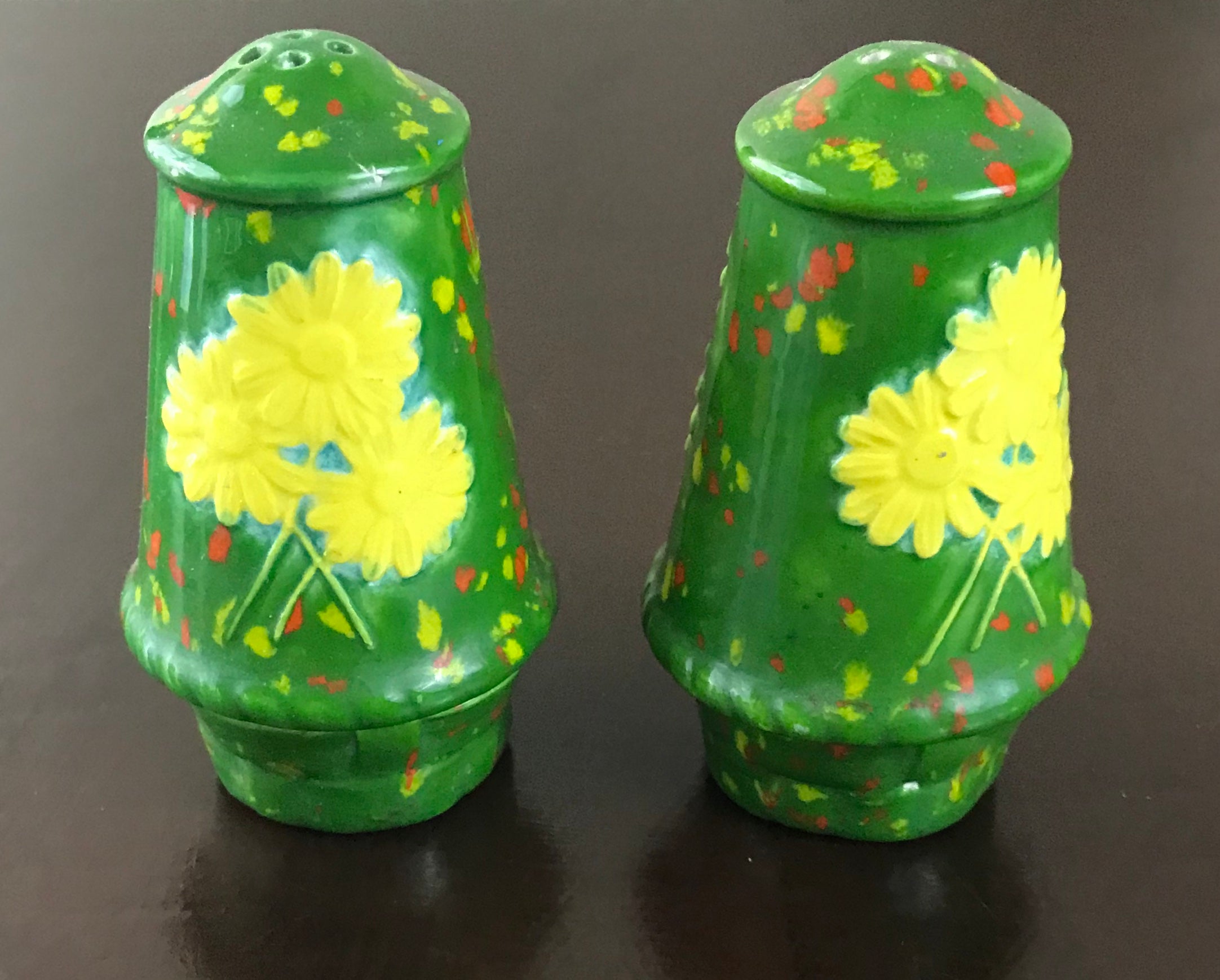 Vintage Ceramic Pottery Salt & Pepper Shakers Hand-painted Sunflower Daisy's Green Background Textured Details