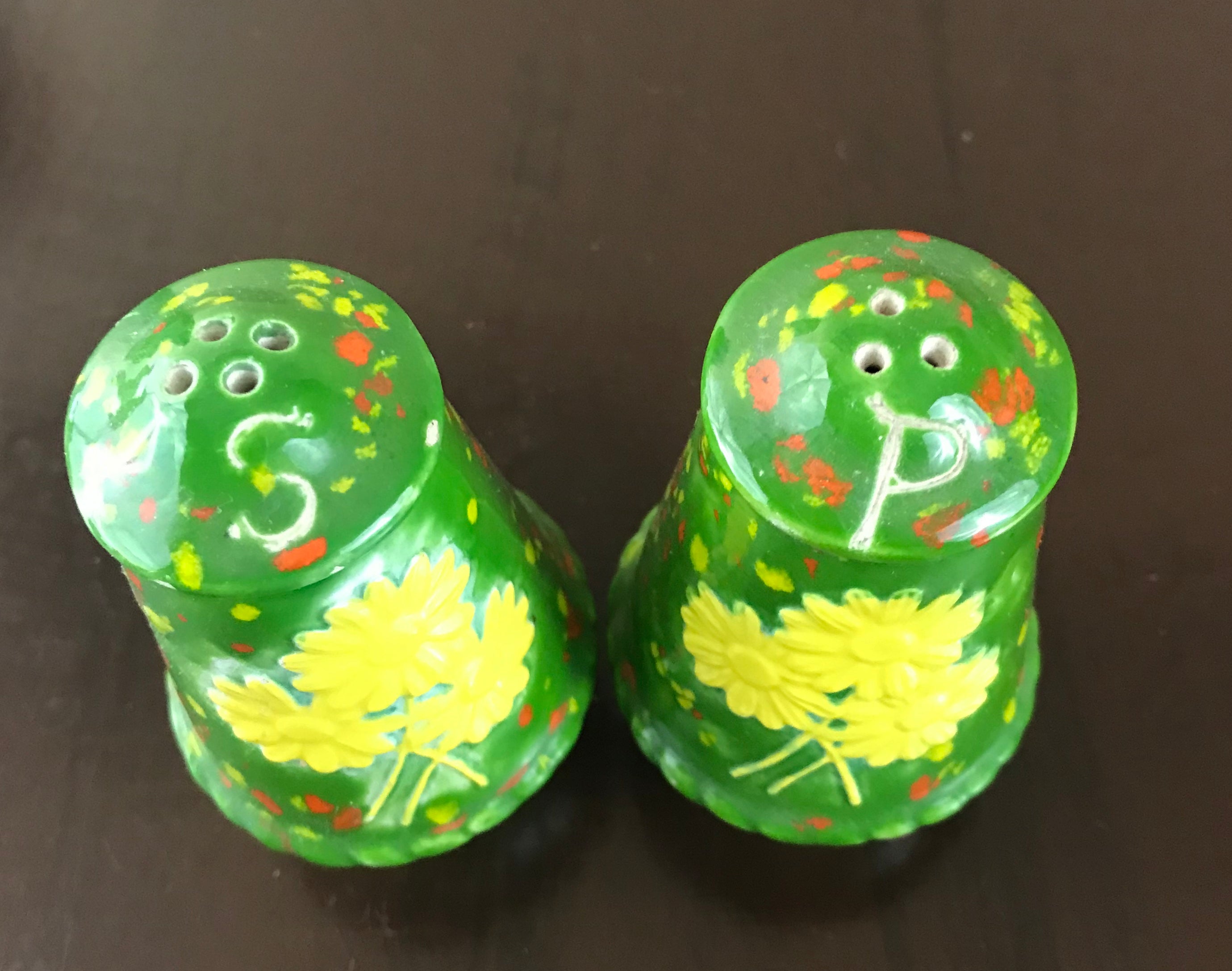 Vintage Ceramic Pottery Salt & Pepper Shakers Hand-painted Sunflower Daisy's Green Background Textured Details