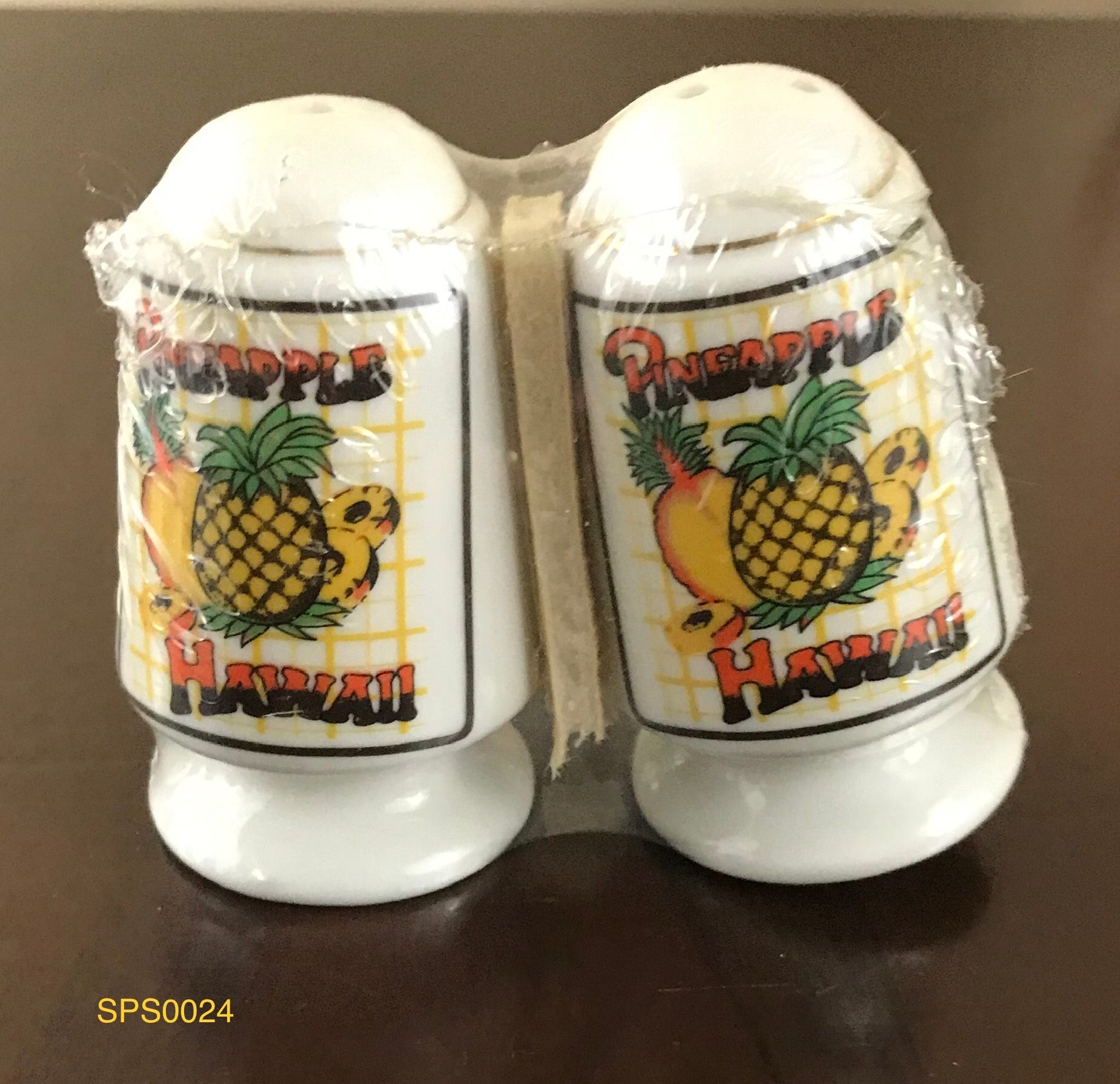 Vintage Ceramic Porcelain Novelty Pineapple Hawaii Salt & Pepper Shakers - Taiwan 1960's