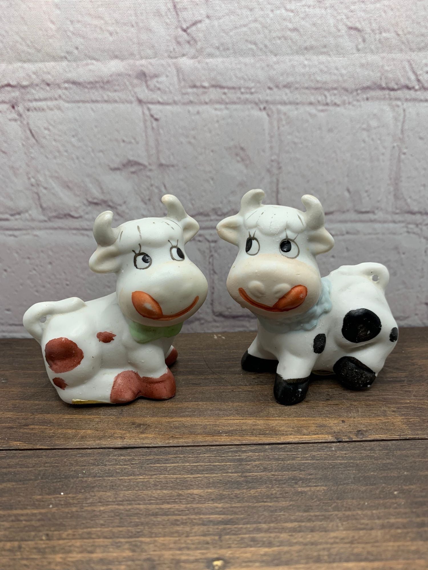 Vintage Chalk-ware Cows Salt & Pepper Shakers- Taiwan 1970s