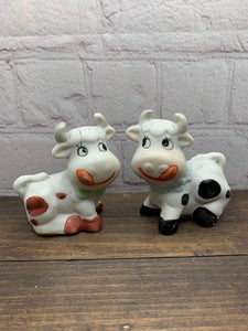 Vintage Chalk-ware Cows Salt & Pepper Shakers- Taiwan 1970s