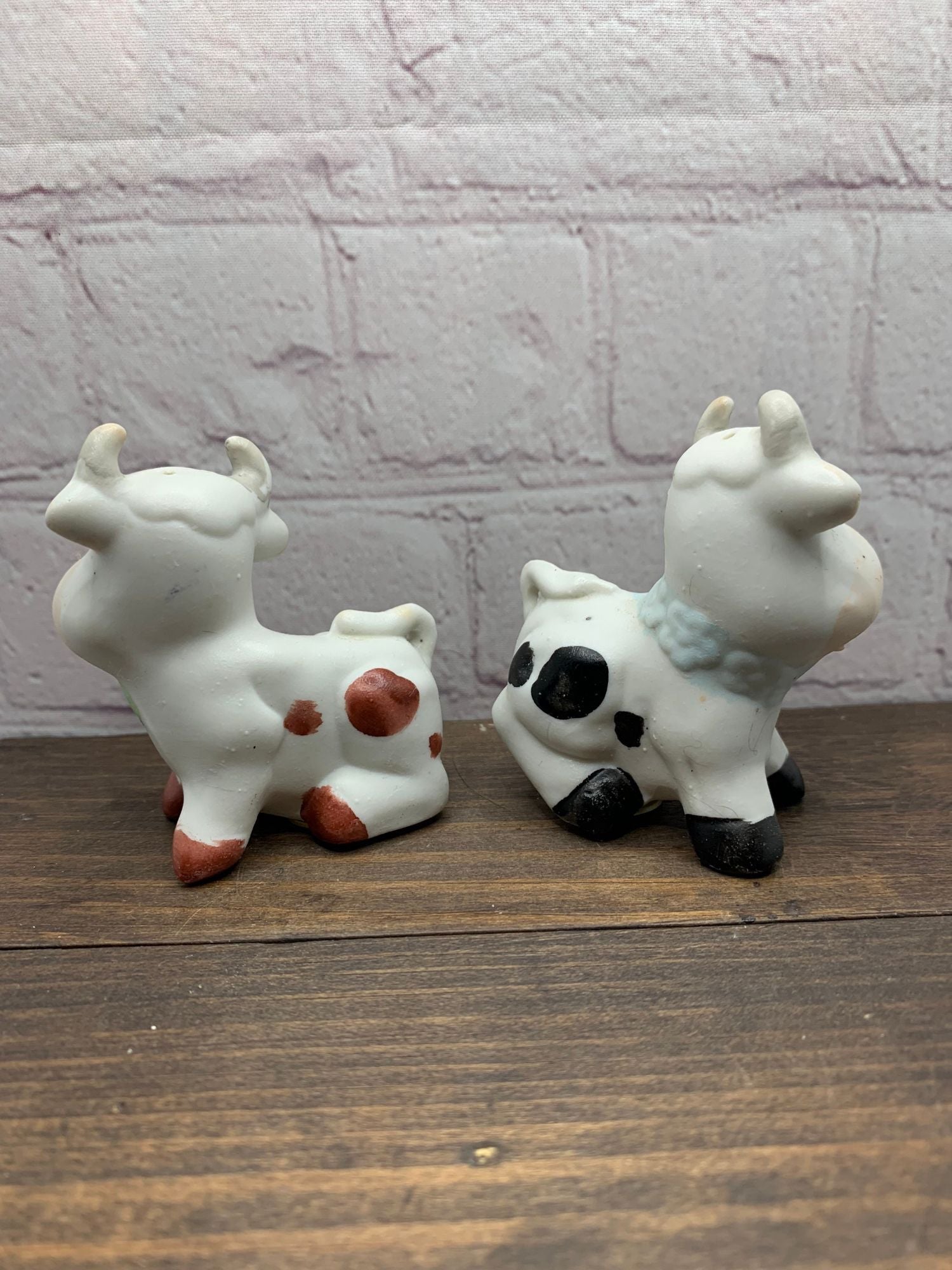 Vintage Chalk-ware Cows Salt & Pepper Shakers- Taiwan 1970s